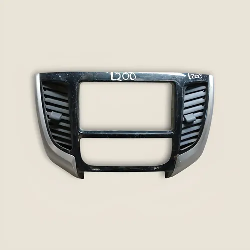 Bisel de Radio Mitsubishi L200 · Original Usado