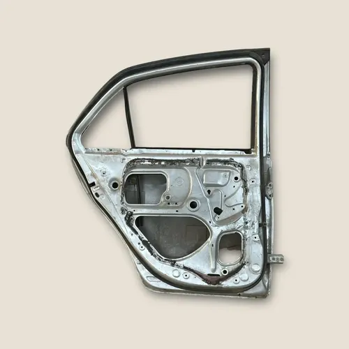 Puerta Trasera Izquierda Toyota Yaris Trasera Izquierdo Plateado