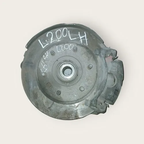 Maza Izquierda Mitsubishi L200 2016-2023 · Original Usado
