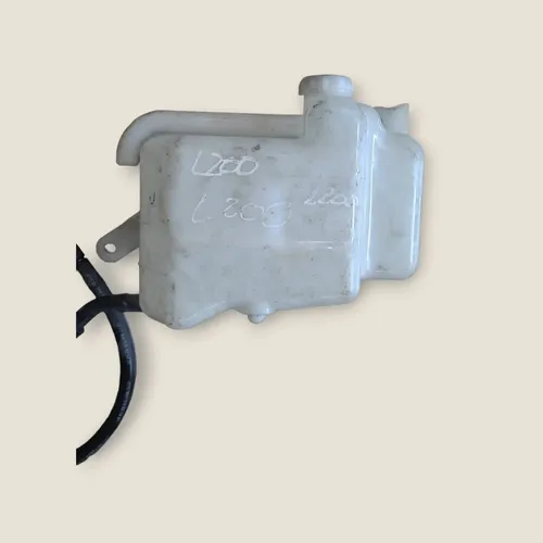 Deposito Limpiaparabrisas Mitsubishi L200.