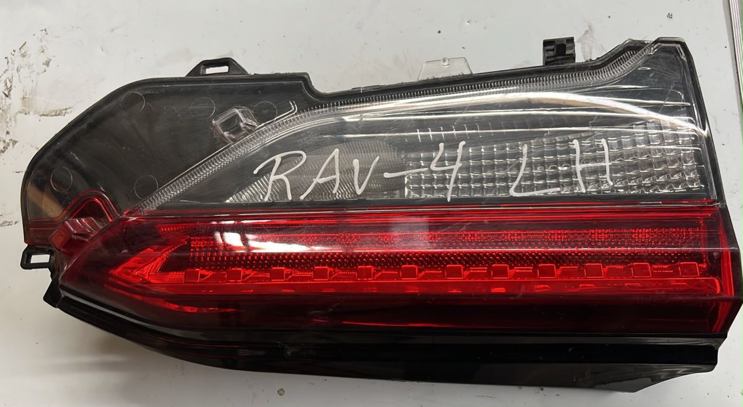 Foco trasero izquierdo Toyota Rav4