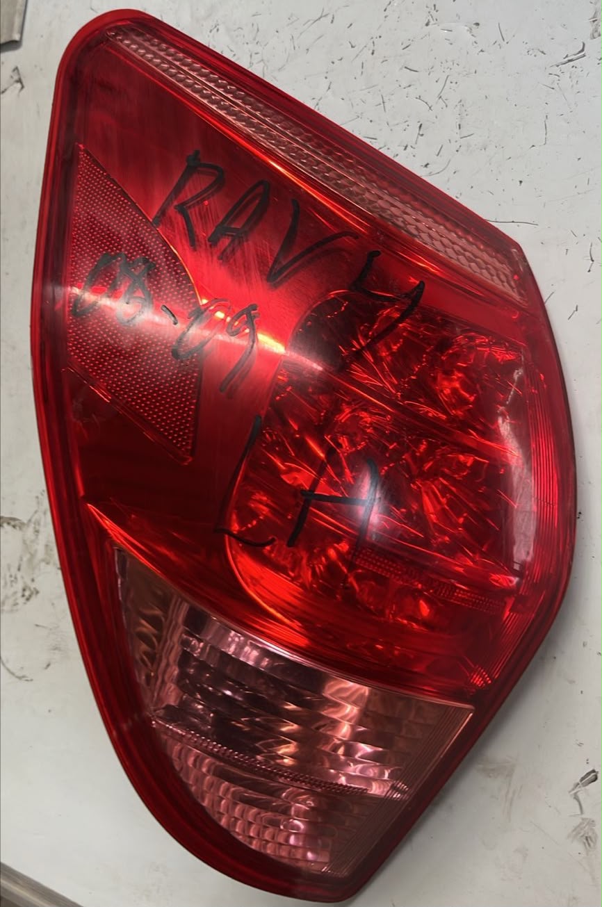 Foco trasero izquierdo Toyota Rav4 06/08