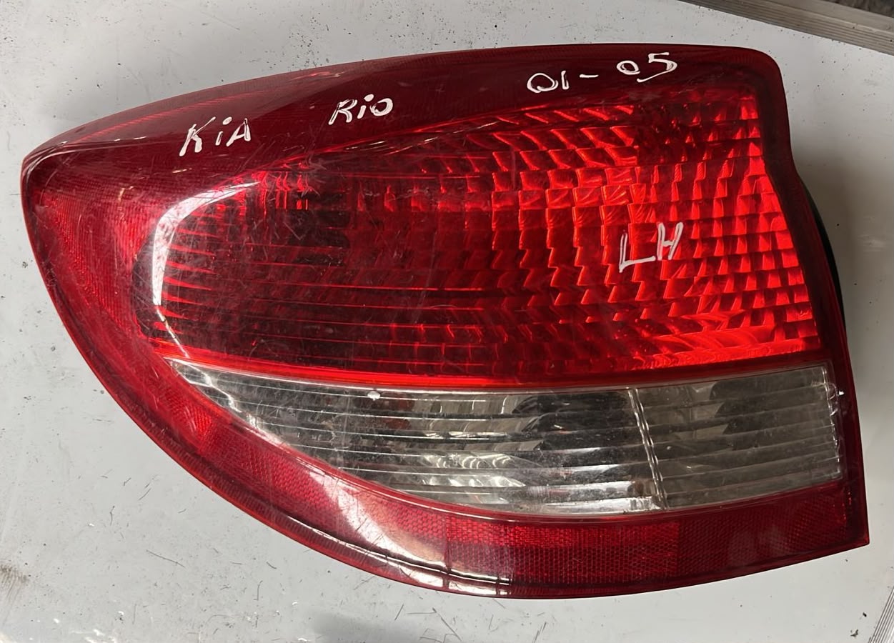 Foco trasero izquierdo Kia Rio 01/05