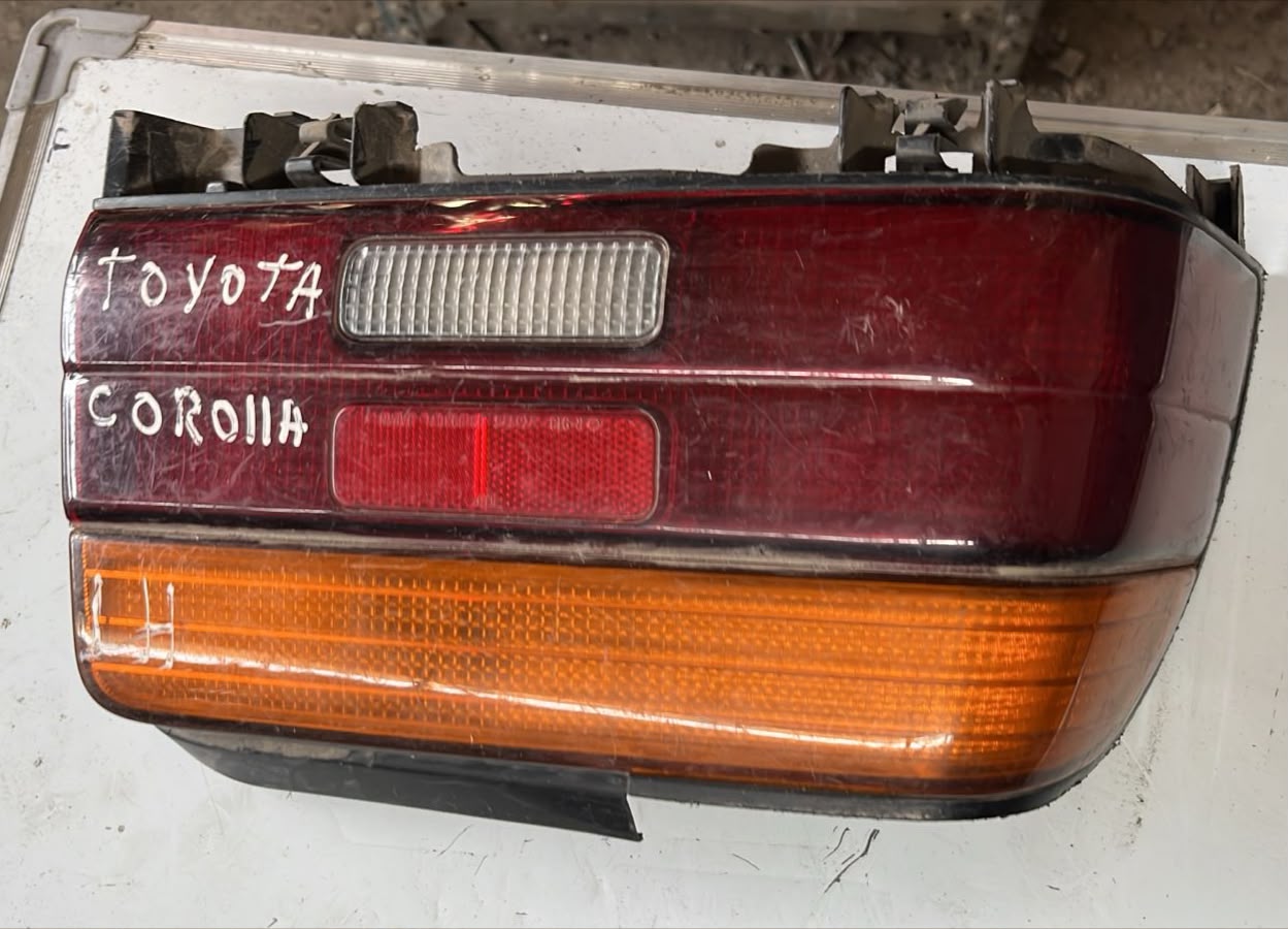 Foco trasero izquierdo Toyota Corolla