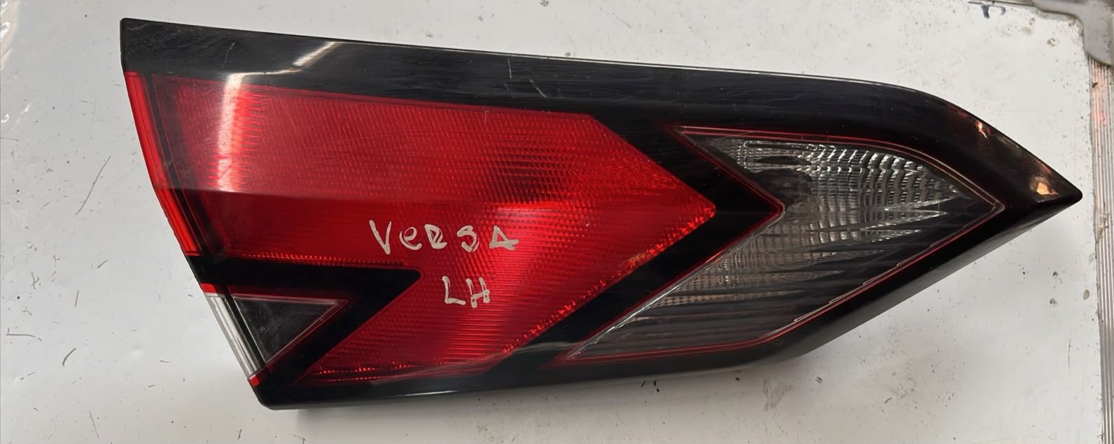 Foco trasero izquierdo Nissan versa