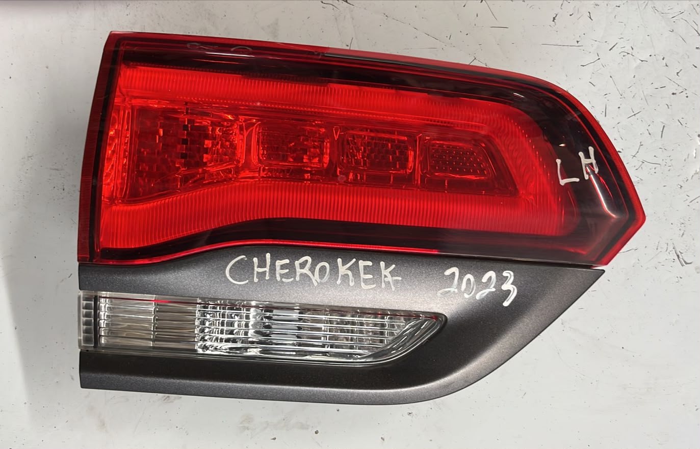 Foco trasero izquierdo Jeep Cherokee 2023