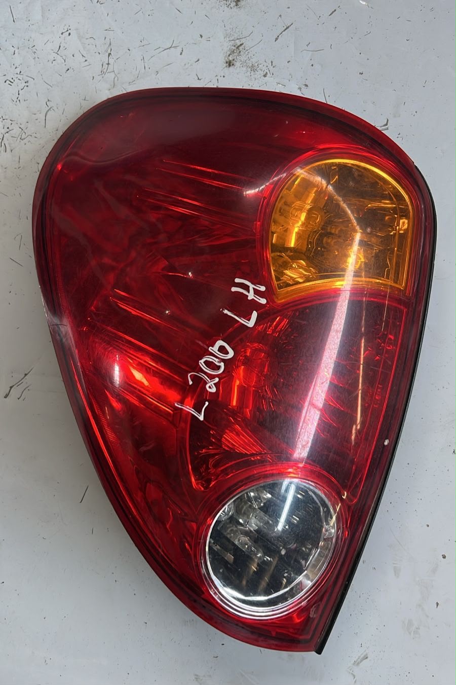 Foco trasero izquierdo Mitsubishi l200
