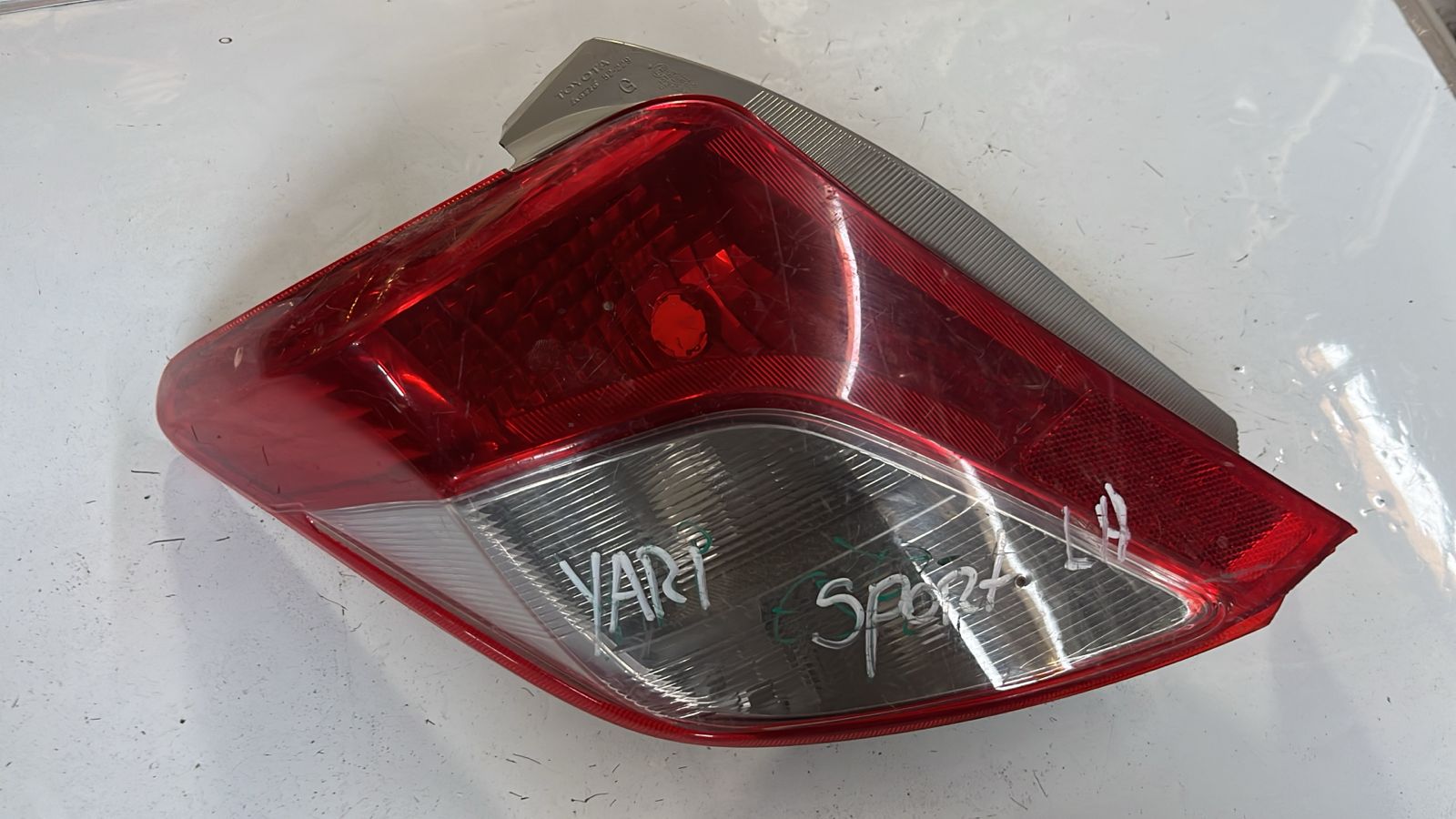 Foco trasero izquierdo Toyota Yaris sport