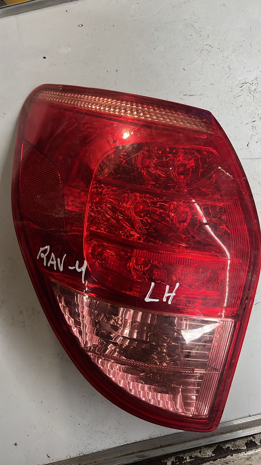 Foco trasero izquierdo Toyota Rav4