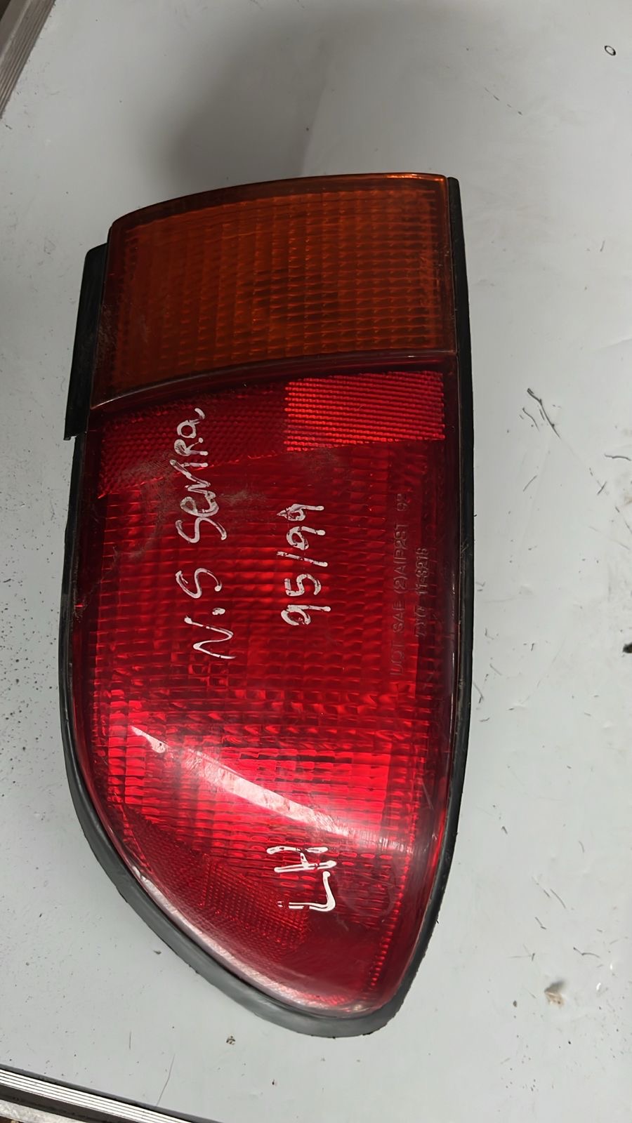 Foco trasero izquierdo Nissan Sentra 95/99