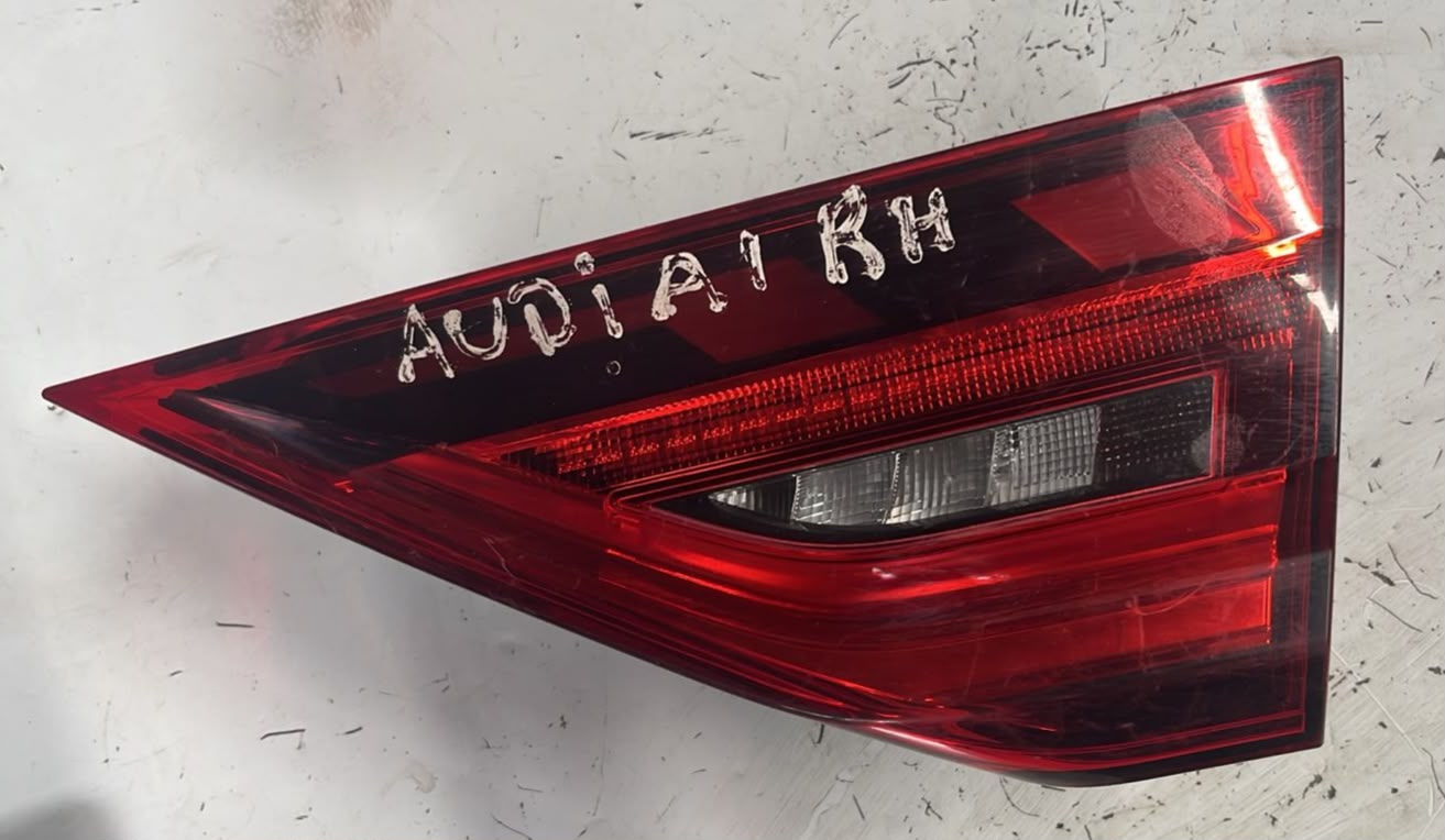 Foco de portalón derecho Audi A1