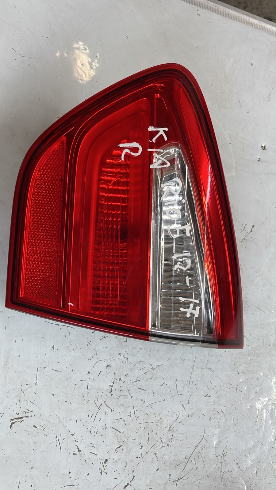 Foco de maleta Kia río 5 12/17