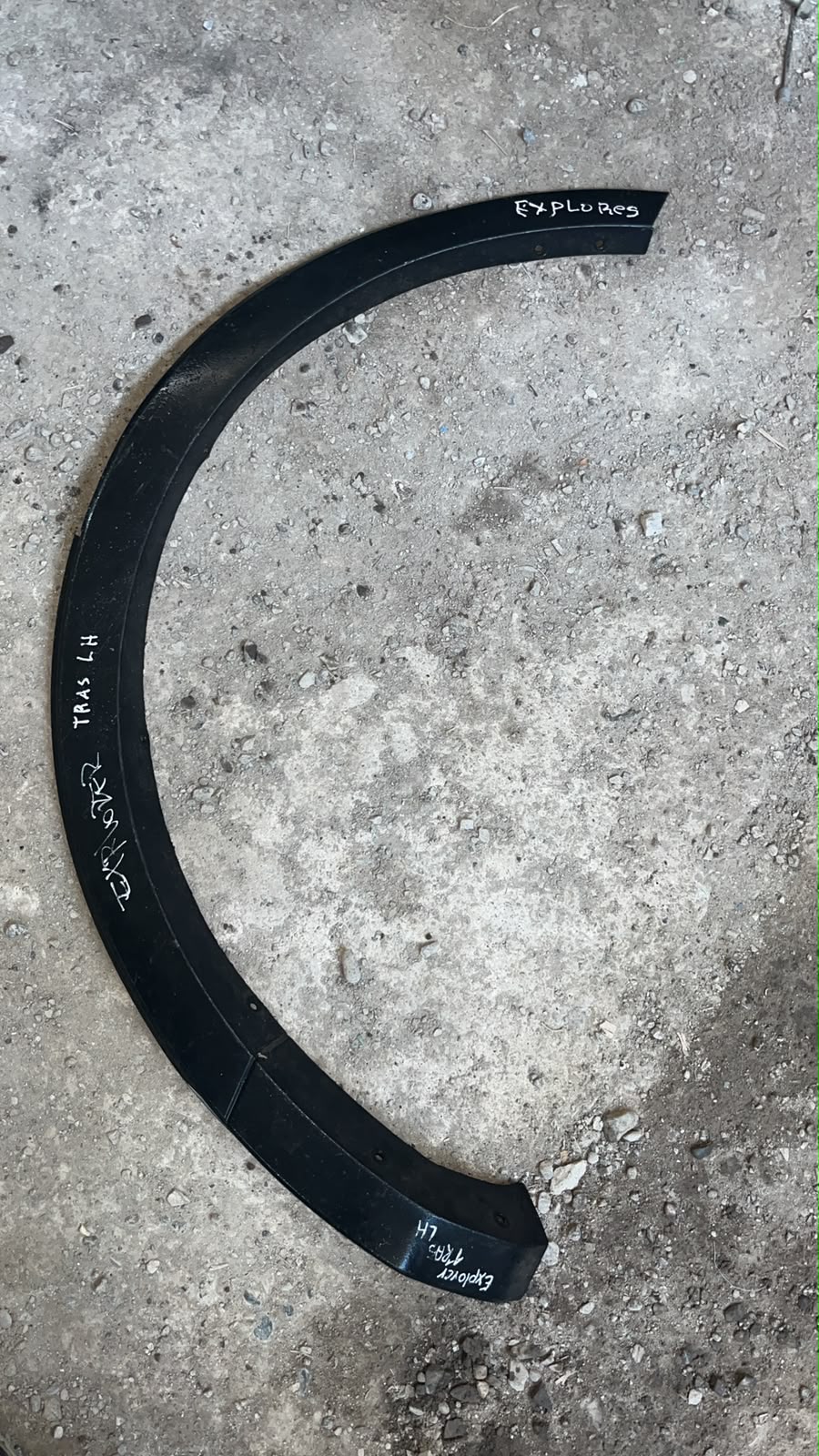 Moldura trasera izquierda Ford Explorer