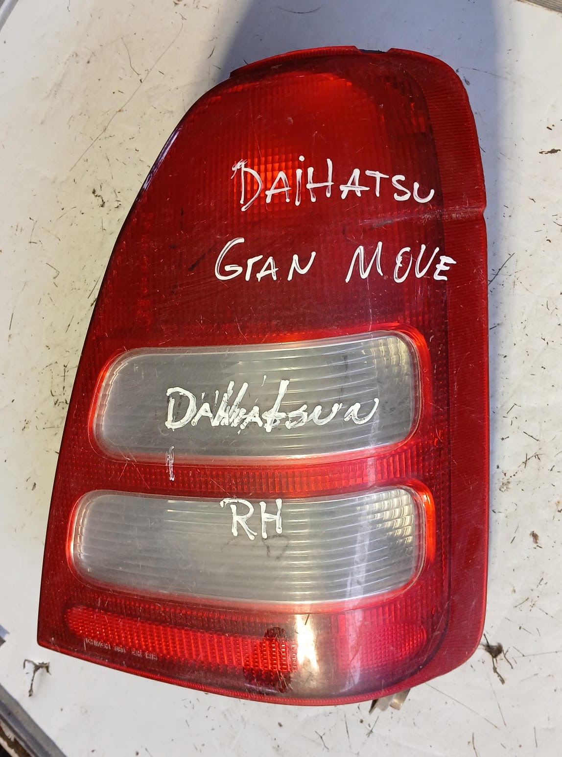 Foco trasero derecho daihatsu gran move