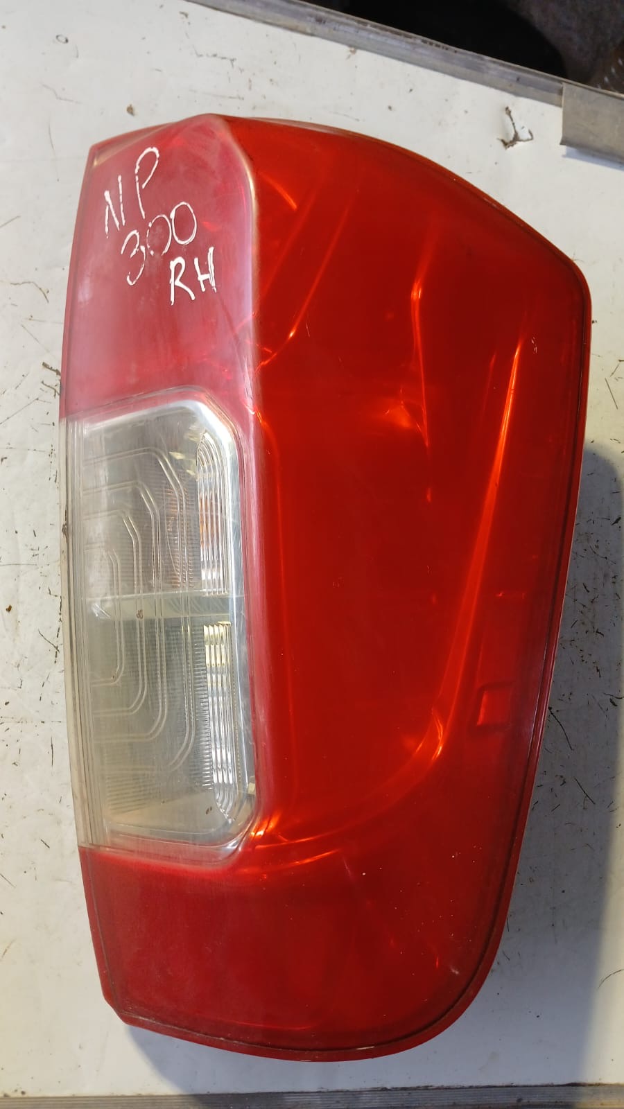 Foco trasero derecho nissan np300