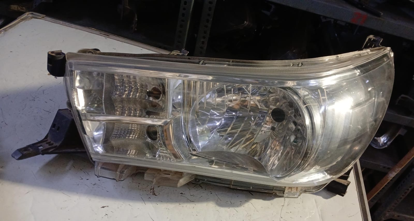 Óptico izquierdo Toyota Hilux